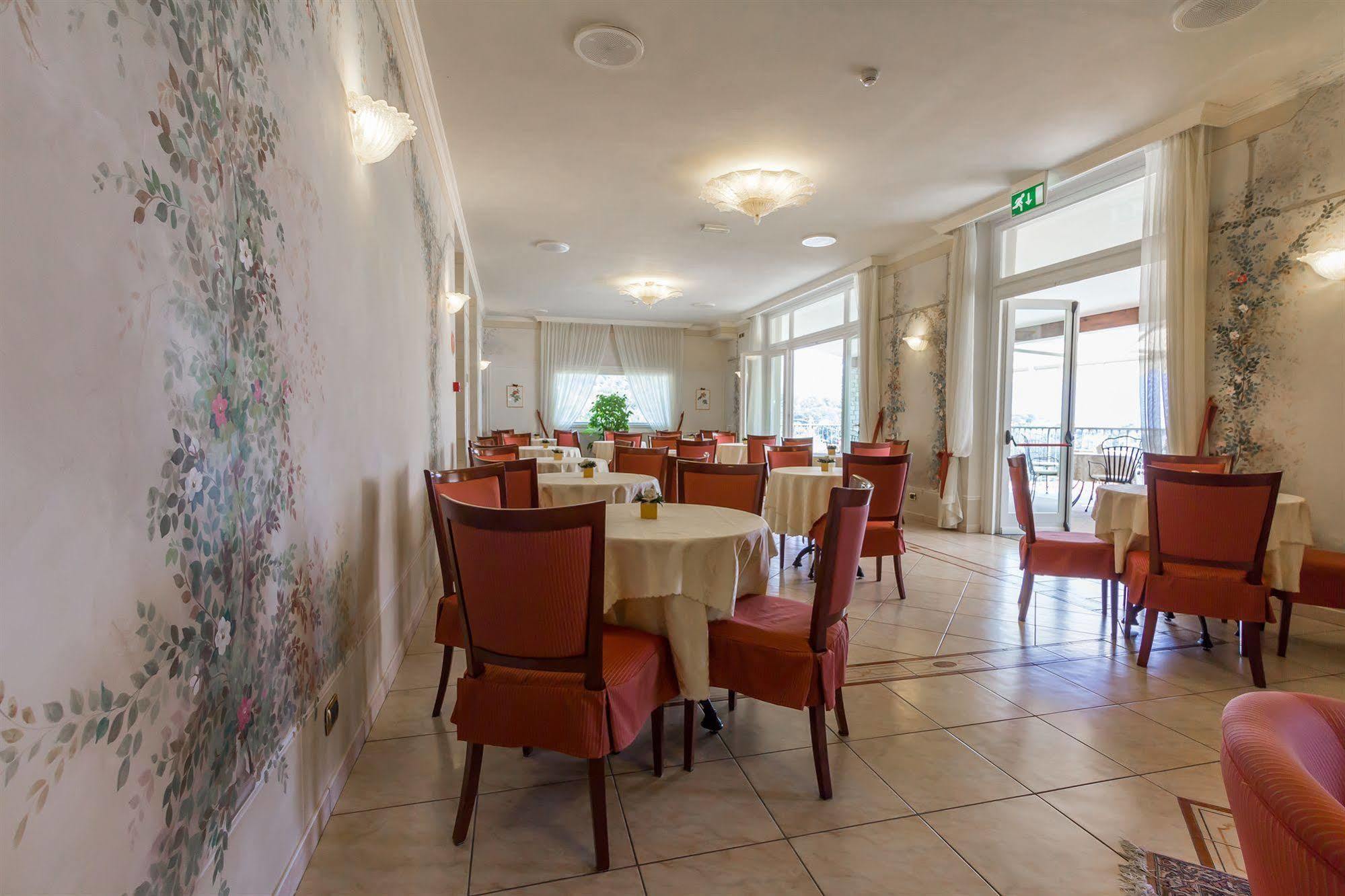 Hotel La Perla เตรเมสโซ ภายนอก รูปภาพ